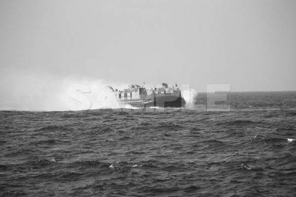 観艦式 「LCAC　エア・クッション型揚陸艇」  白黒